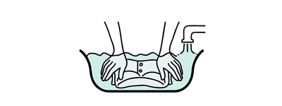 きれいな水ですすぎを2回行います。すすぎ方は、2と同様にやさしく「沈める」と「浮かせる」を10～15回行います。