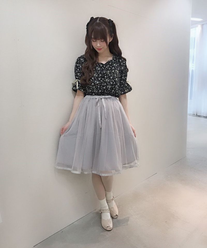 model: 162cm (light gray)