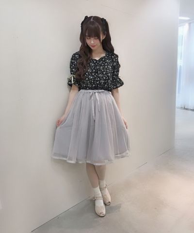 model: 162cm (light gray)