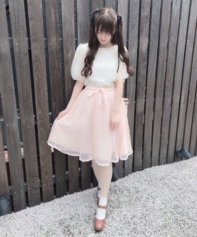 model: 162cm (light pink)