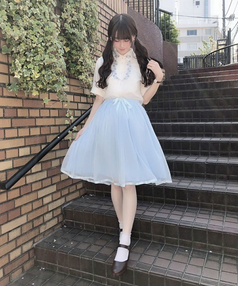 model: 162cm (light blue)