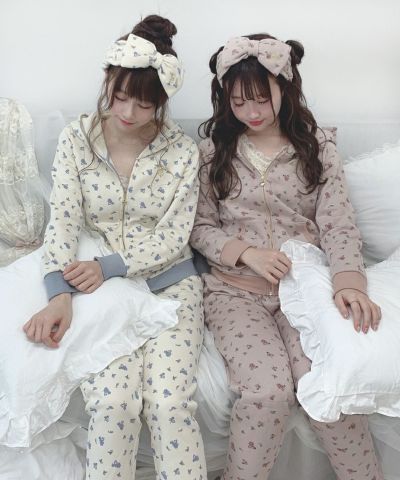 image photoimage photo (left model: 162cm right model: 153cm)