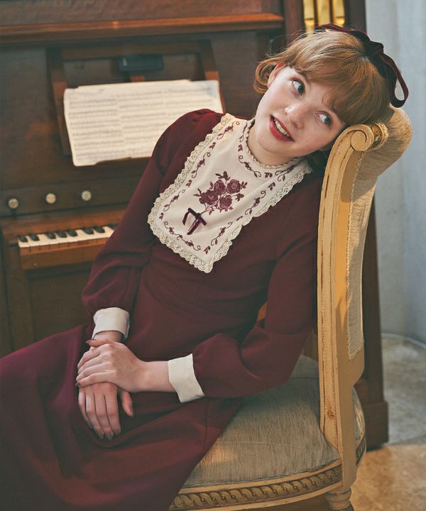 値下げ交渉◎新品未使用タグ付きフィント 絵画風ヨーク刺繍ワンピース　ネイビー 値下げ交渉◎新品未使用タグ付きフィント 絵画風ヨーク刺繍ワンピース