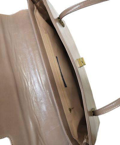When the flap is opened (grege)