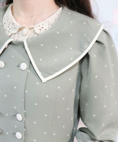 light green × white / collar part