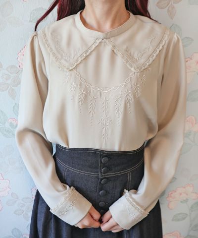 □Pullover blouse with embroidered collar in same color/an another angelus Limited [41DF02j001]