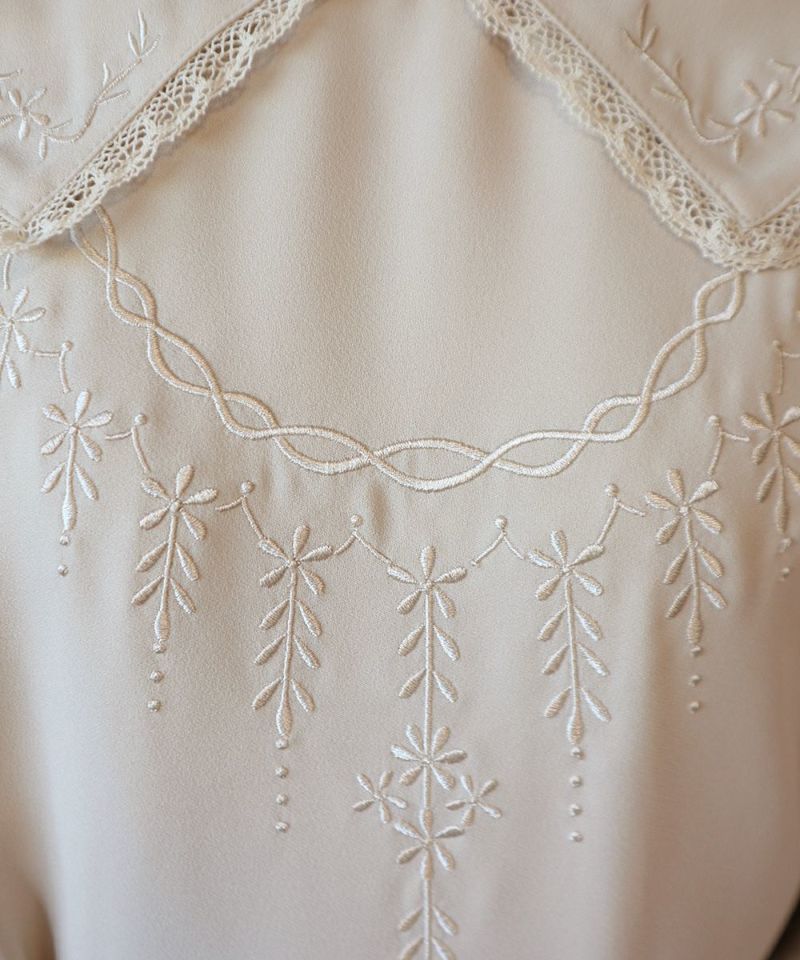 beige / embroidery part