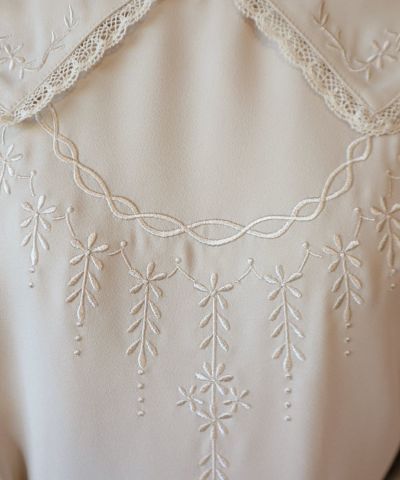 beige / embroidery part