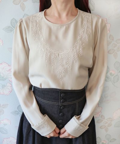 beige / When the collar is removed
