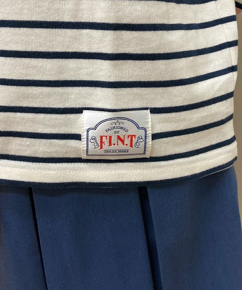 off white × navy / brand tag