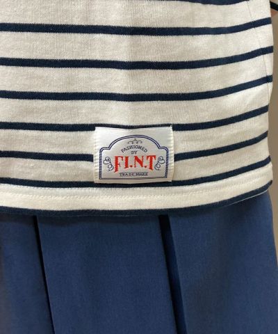 off white × navy / brand tag