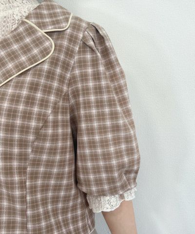 beige × white / sleeves