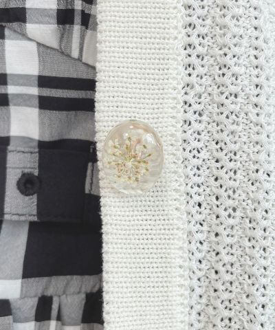 off white / button