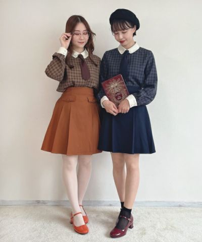 Left: orange / Right: red