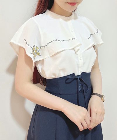 スクエアケープ衿ローズ刺繍ブラウス/an another angelus [42BF02f019]