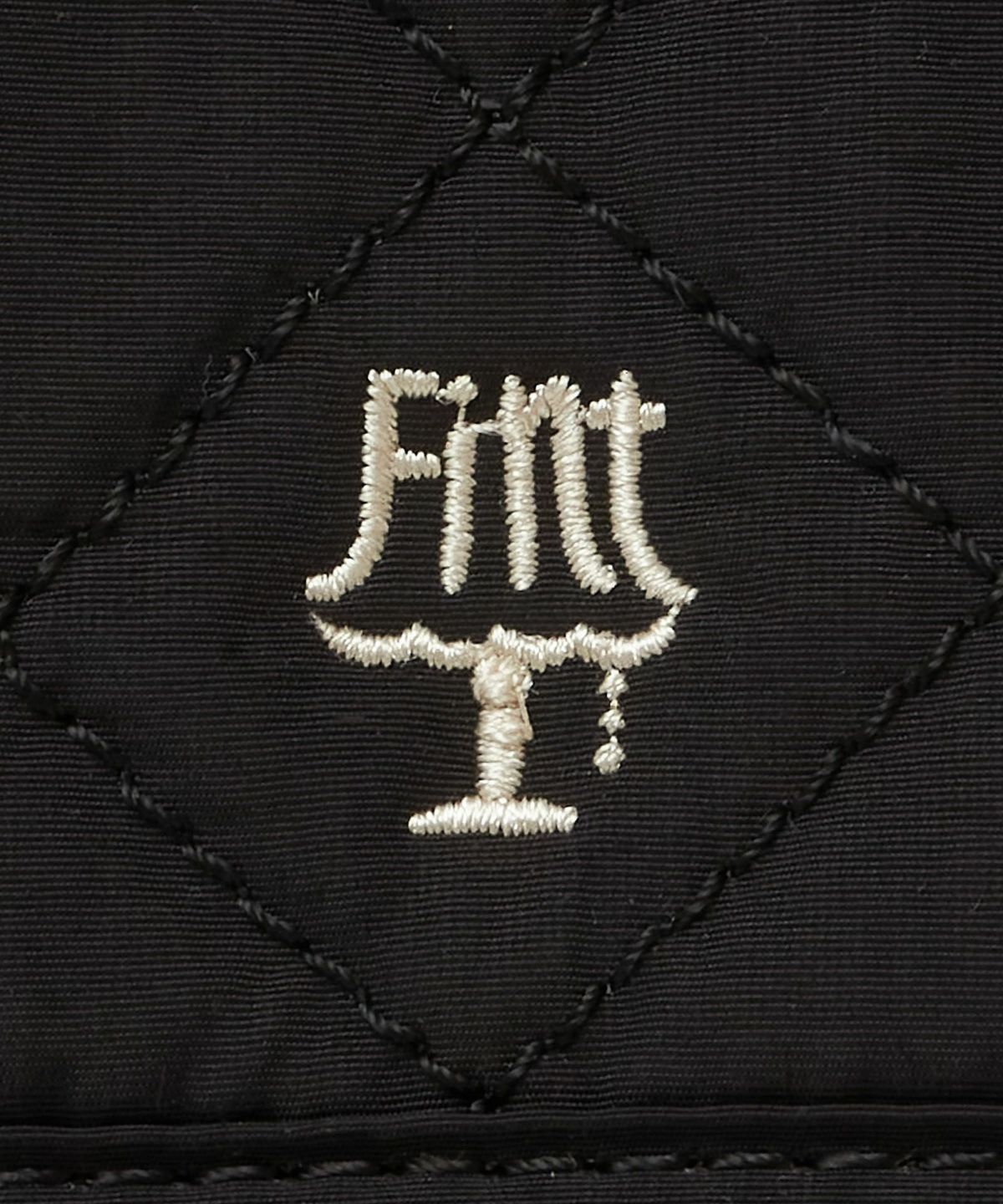 ロゴ刺繍アップ (black)