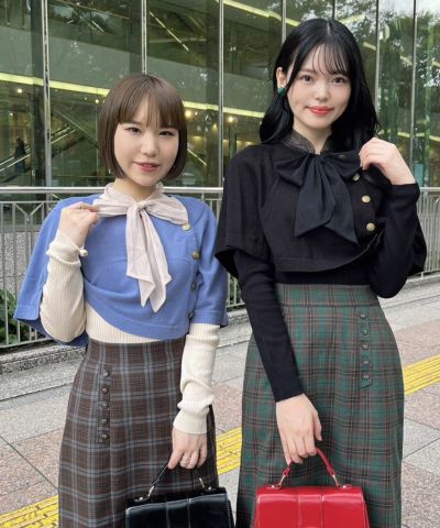 Right: black / 167cm / Left: light beige / 149cm