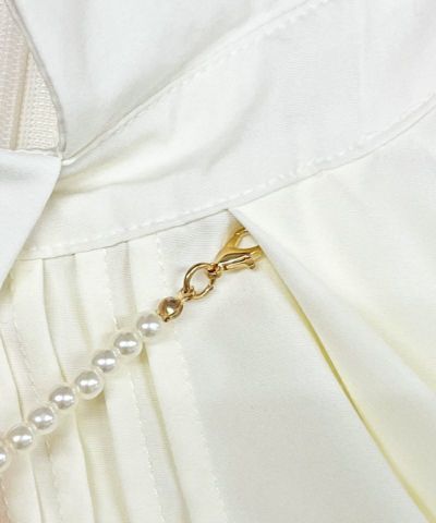 *There is a loop at the back of the tuck, and the pearl part can be attached and detached.
