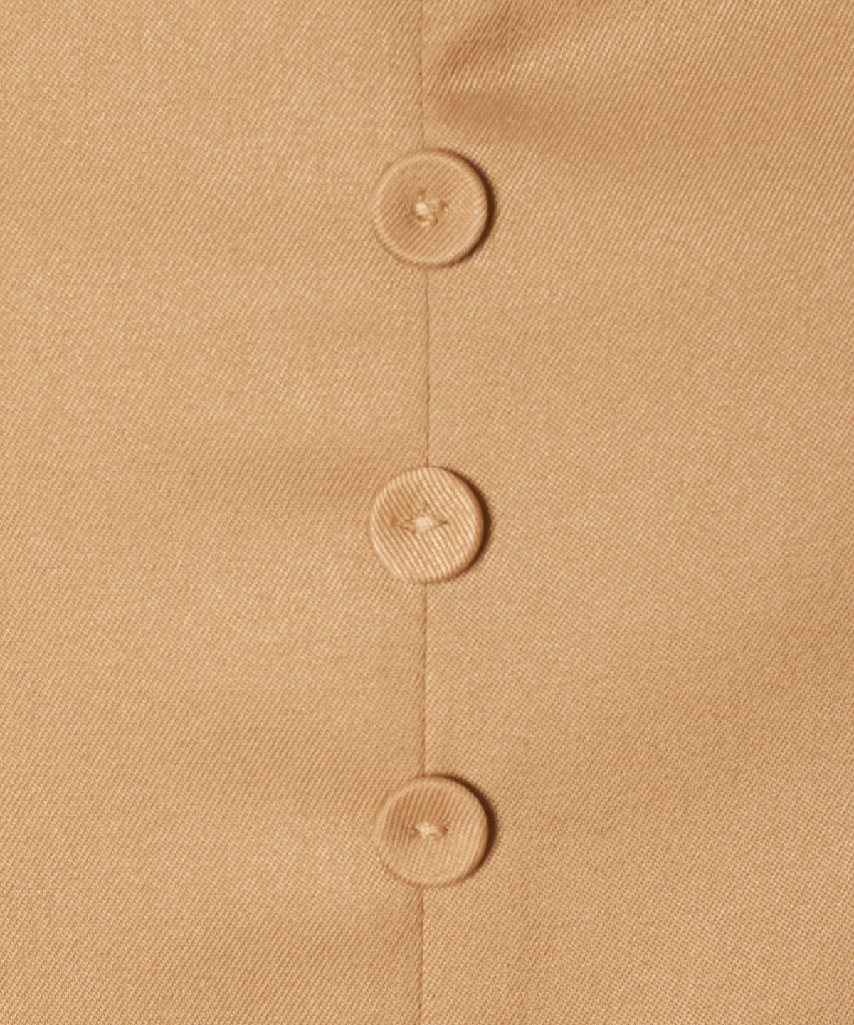 釦アップ（beige）
