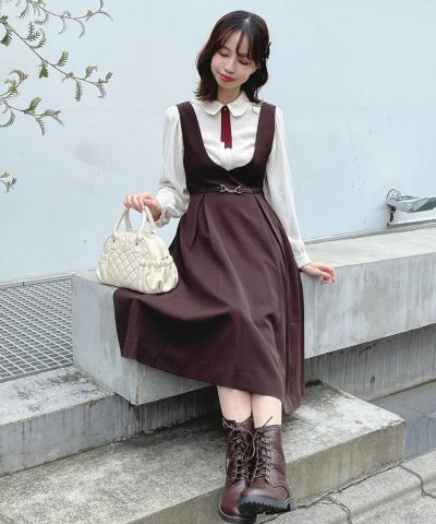Deep V-neck jumper skirt with chain bit/F i.n.t [47AE04f014]