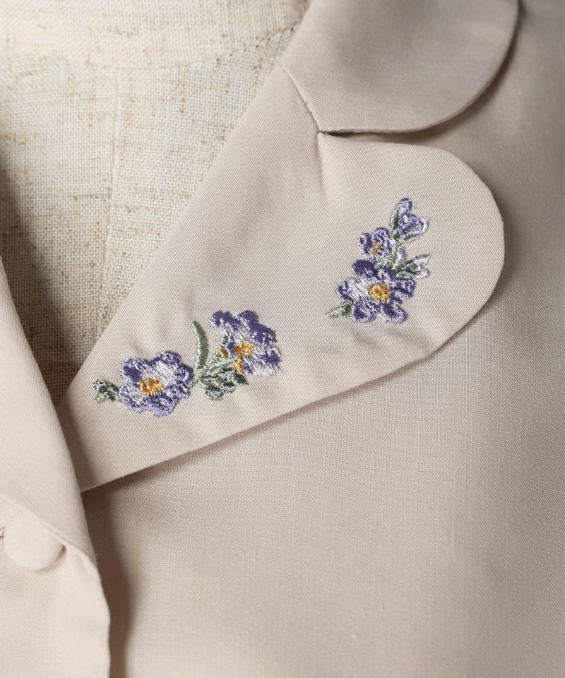 Embroidered collar (pink beige)