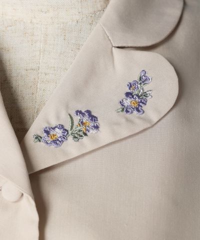 Embroidered collar (pink beige)