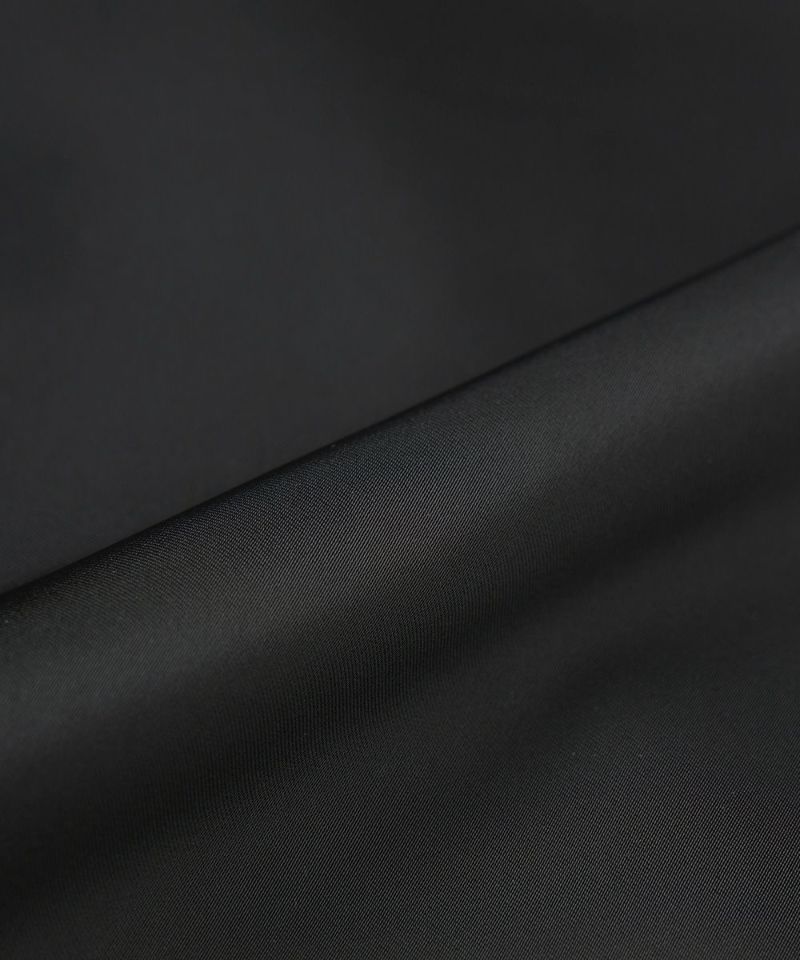 One piece dress / close-up of fabric (black)