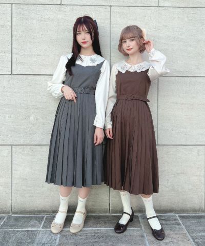 Left: cream, Right: brown