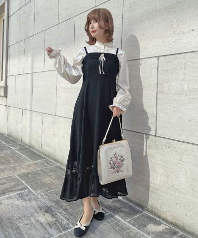Negligee-style dress with rose brooch/an another angelus [53BE02f001]