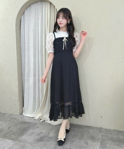 Negligee-style dress with rose brooch/an another angelus [53BE02f001]