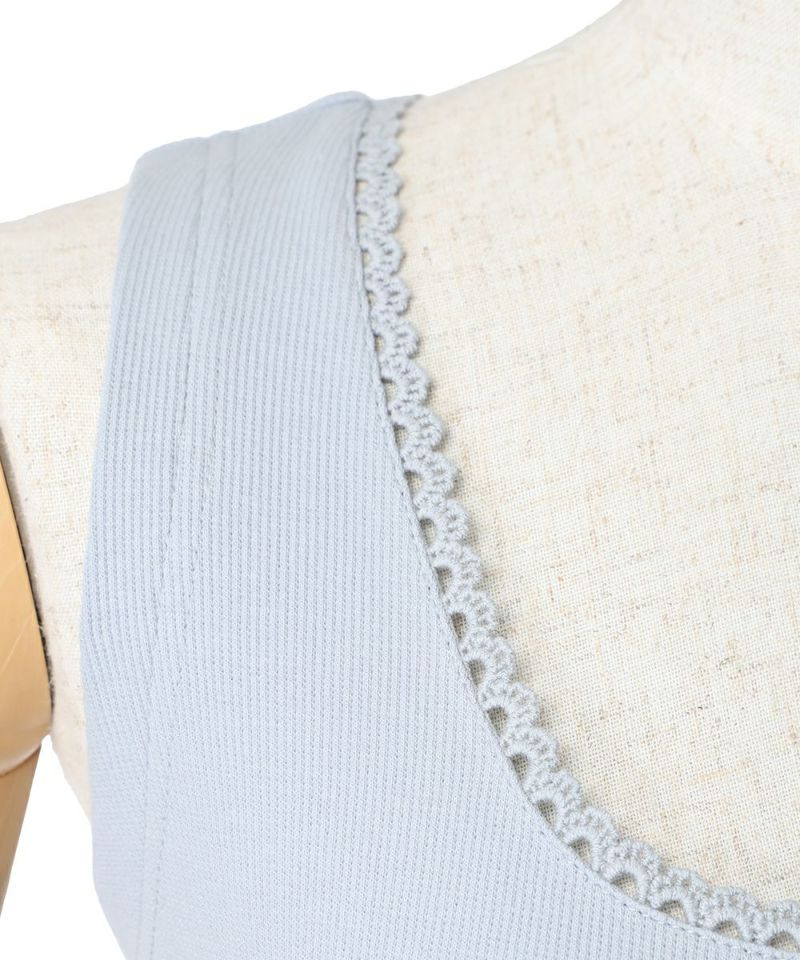 Close-up of collar (light blue)
