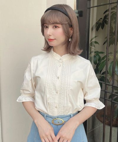 Short-sleeved blouse with lace pin tucks/F i.n.t [54AF02g017]