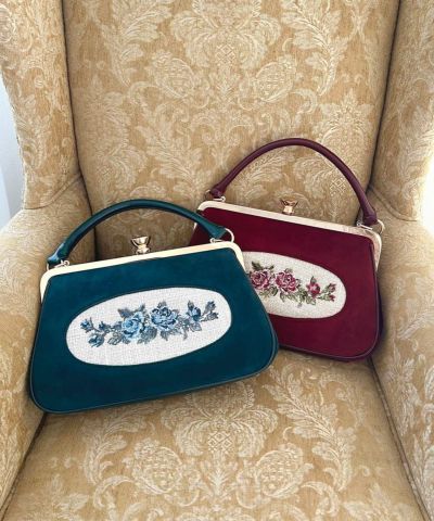 【ご予約】フレームローズ刺繍クロップドがま口バッグ/an another angelus [55BC05a001][8月下旬入荷予定]