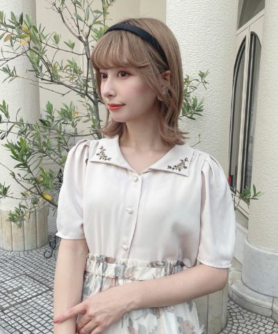■【ご予約】プチローズ刺繍入り変形衿ブラウス/an another angelus [55BF02h001][8月下旬入荷予定]【2025秋】