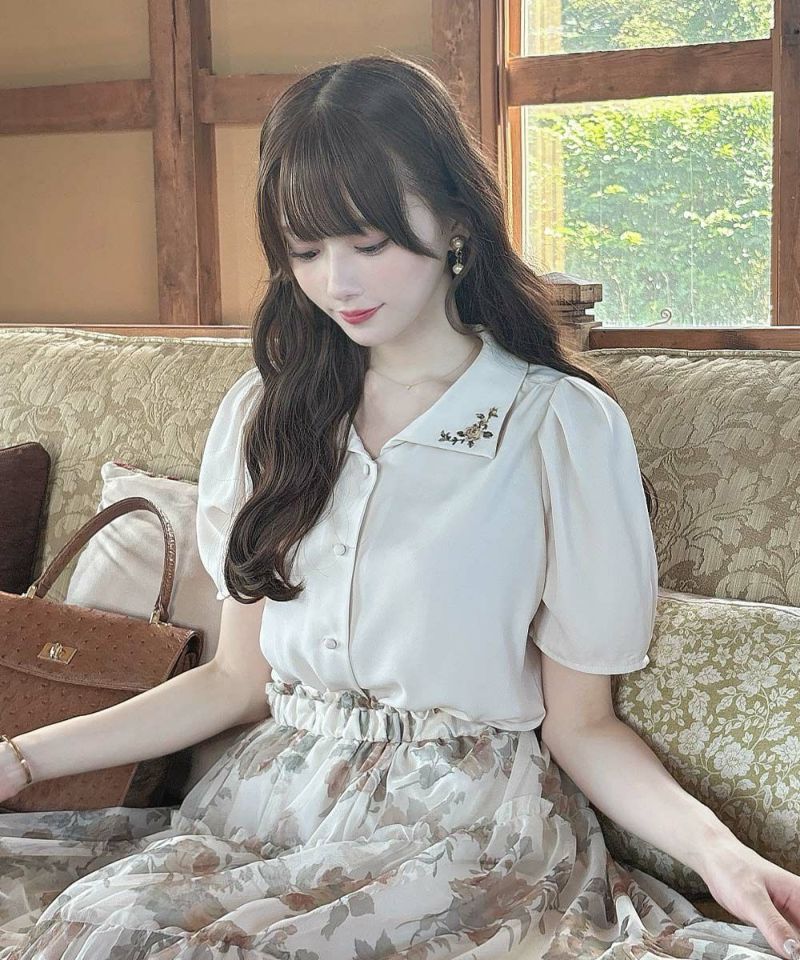 プチローズ刺繍入り変形衿ブラウス/an another angelus [55BF02h001