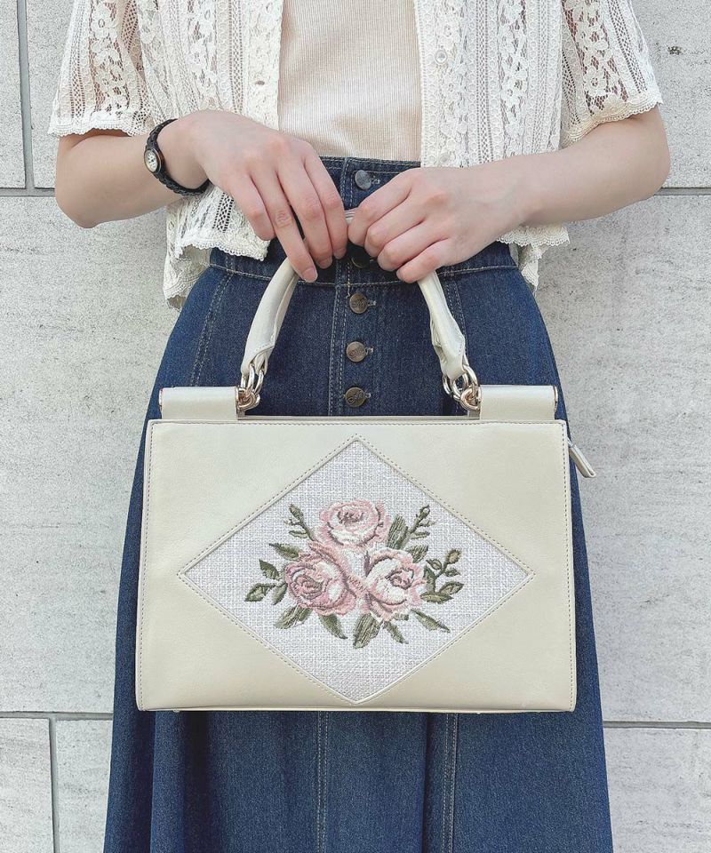 アンアナザーアンジェラス　ブーケ　刺繍　バッグ ブーケ刺繍スクエアがま口バッグ（ハンドバッグ）｜an another
